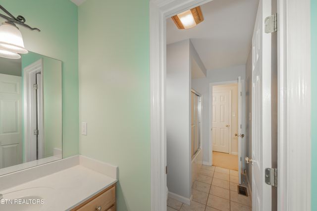 260 Oakwood Estates Drive, Lenoir City, TN 37772