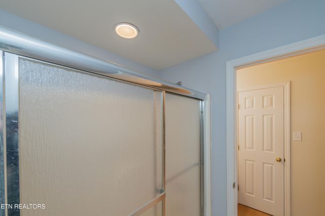 260 Oakwood Estates Drive, Lenoir City, TN 37772