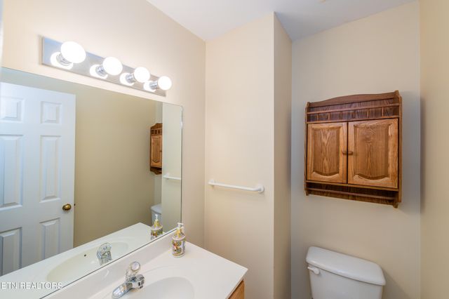 260 Oakwood Estates Drive, Lenoir City, TN 37772