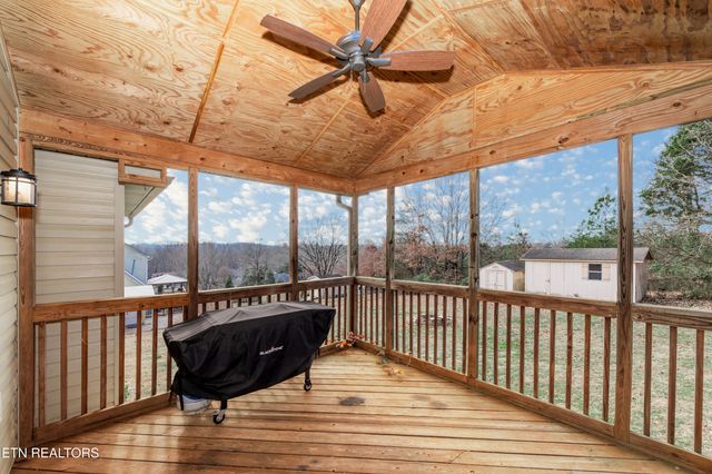 260 Oakwood Estates Drive, Lenoir City, TN 37772