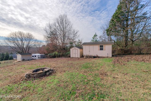 260 Oakwood Estates Drive, Lenoir City, TN 37772