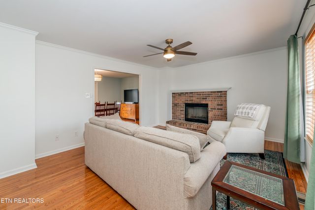 260 Oakwood Estates Drive, Lenoir City, TN 37772