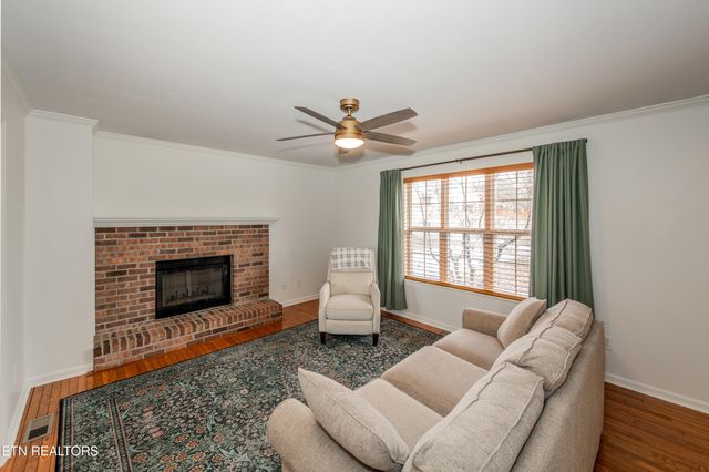 260 Oakwood Estates Drive, Lenoir City, TN 37772