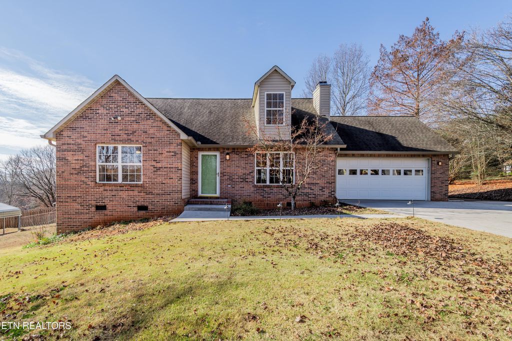 260 Oakwood Estates Drive, Lenoir City, TN 37772