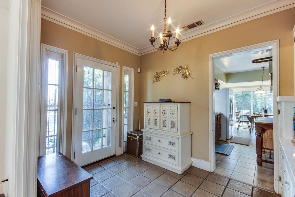 Image 10 of property listing at 1064 N Poplar Avenue, Fresno, CA 93728