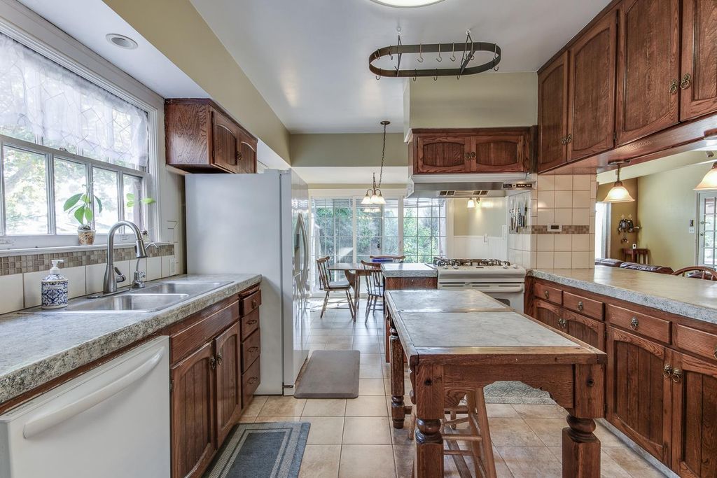 Image 12 of property listing at 1064 N Poplar Avenue, Fresno, CA 93728
