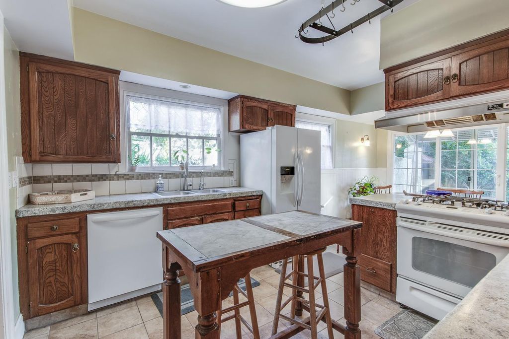 Image 13 of property listing at 1064 N Poplar Avenue, Fresno, CA 93728