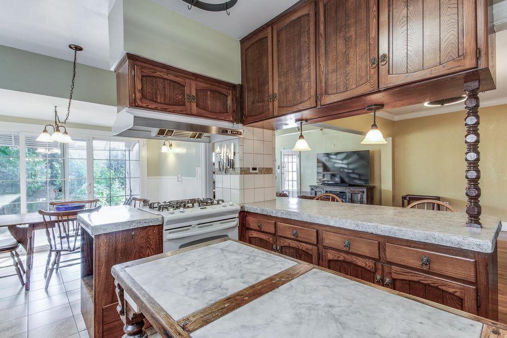 Image 15 of property listing at 1064 N Poplar Avenue, Fresno, CA 93728