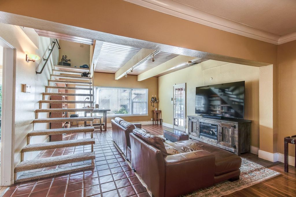 Image 17 of property listing at 1064 N Poplar Avenue, Fresno, CA 93728