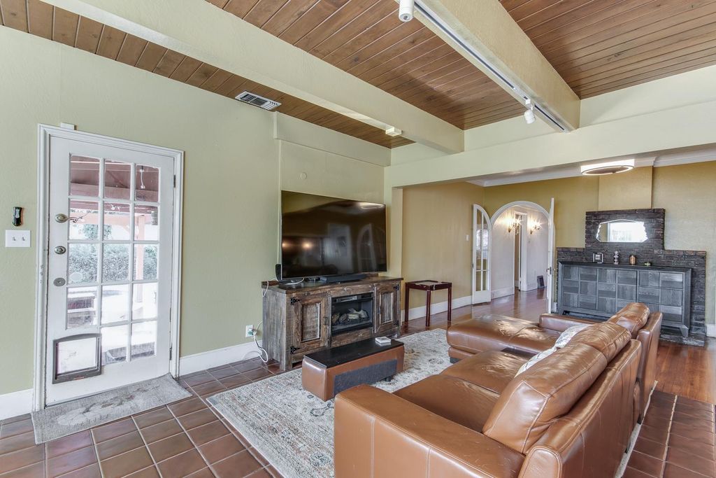 Image 21 of property listing at 1064 N Poplar Avenue, Fresno, CA 93728
