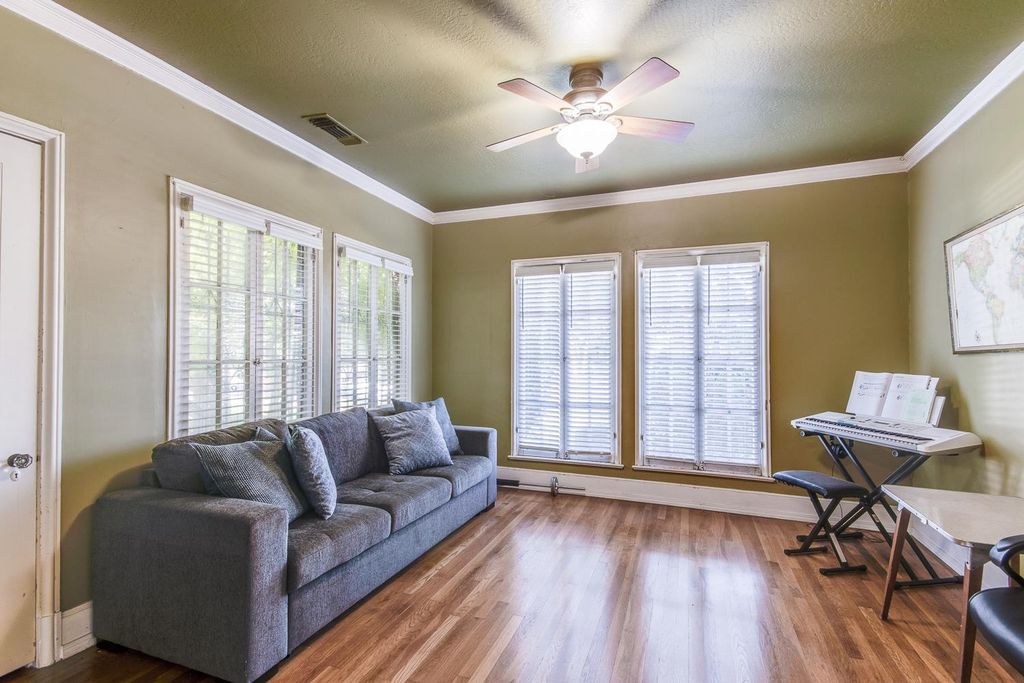 Image 22 of property listing at 1064 N Poplar Avenue, Fresno, CA 93728