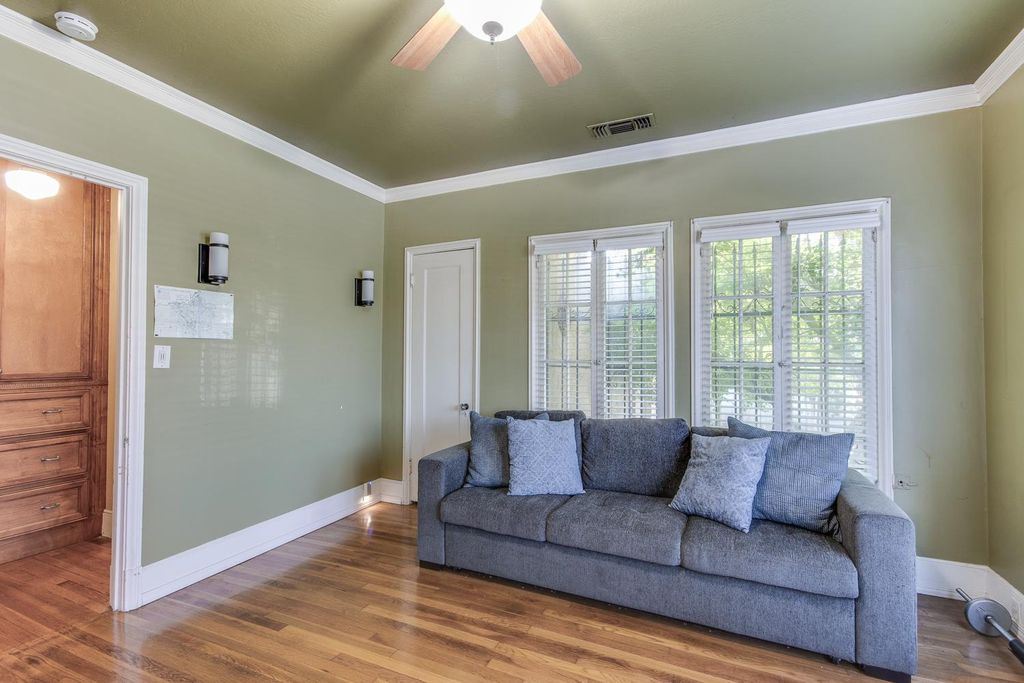 Image 23 of property listing at 1064 N Poplar Avenue, Fresno, CA 93728