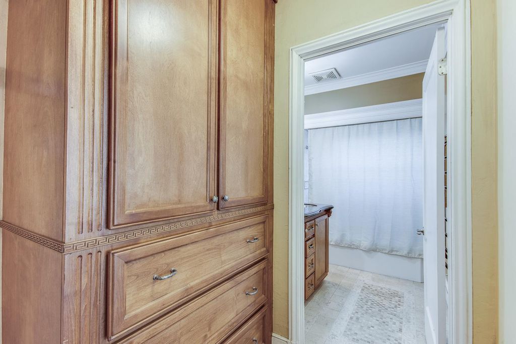 Image 25 of property listing at 1064 N Poplar Avenue, Fresno, CA 93728