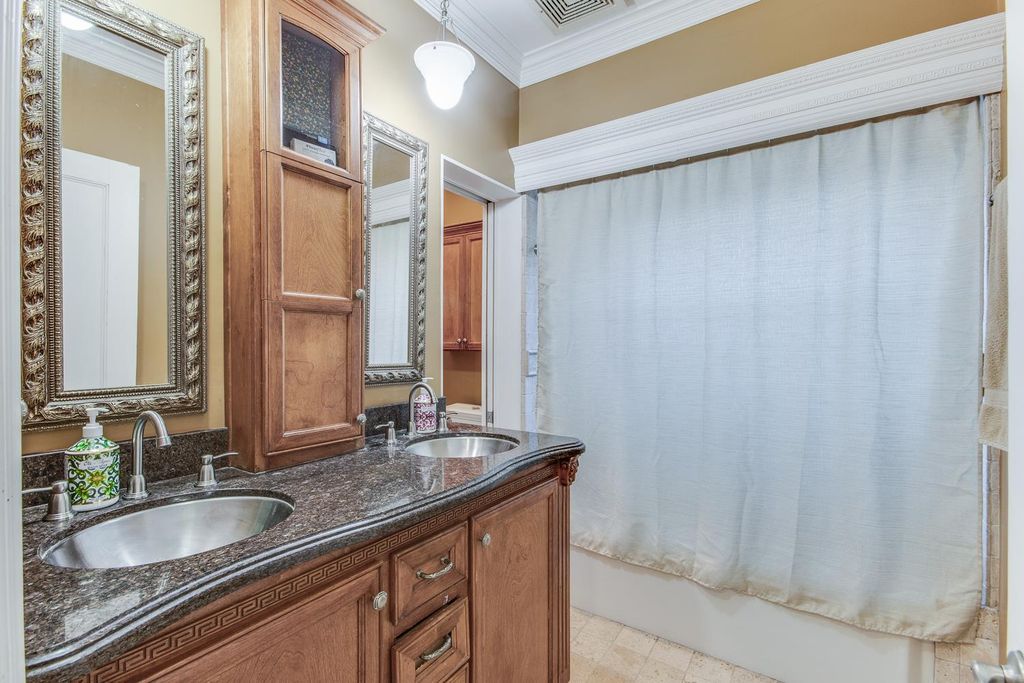 Image 26 of property listing at 1064 N Poplar Avenue, Fresno, CA 93728