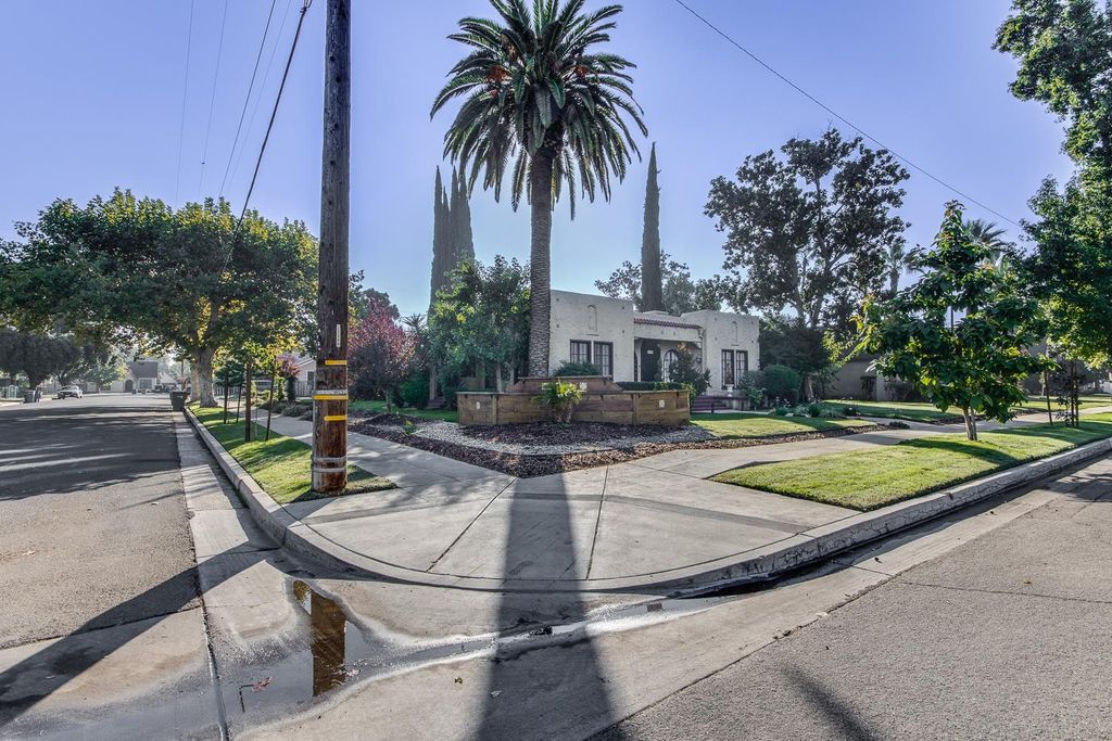Image 3 of property listing at 1064 N Poplar Avenue, Fresno, CA 93728