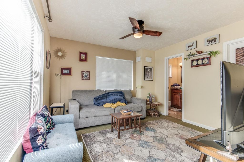 Image 30 of property listing at 1064 N Poplar Avenue, Fresno, CA 93728