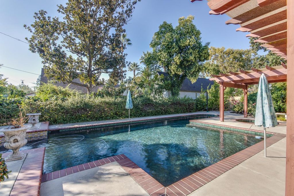Image 36 of property listing at 1064 N Poplar Avenue, Fresno, CA 93728