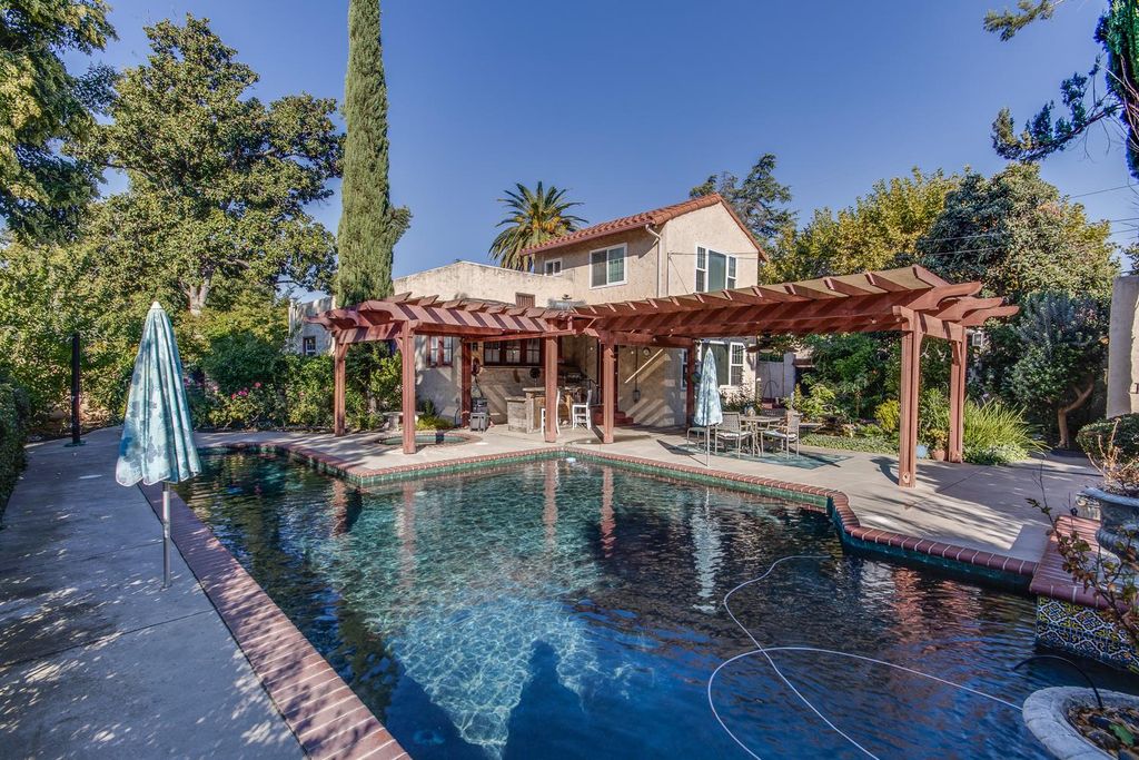 Image 38 of property listing at 1064 N Poplar Avenue, Fresno, CA 93728