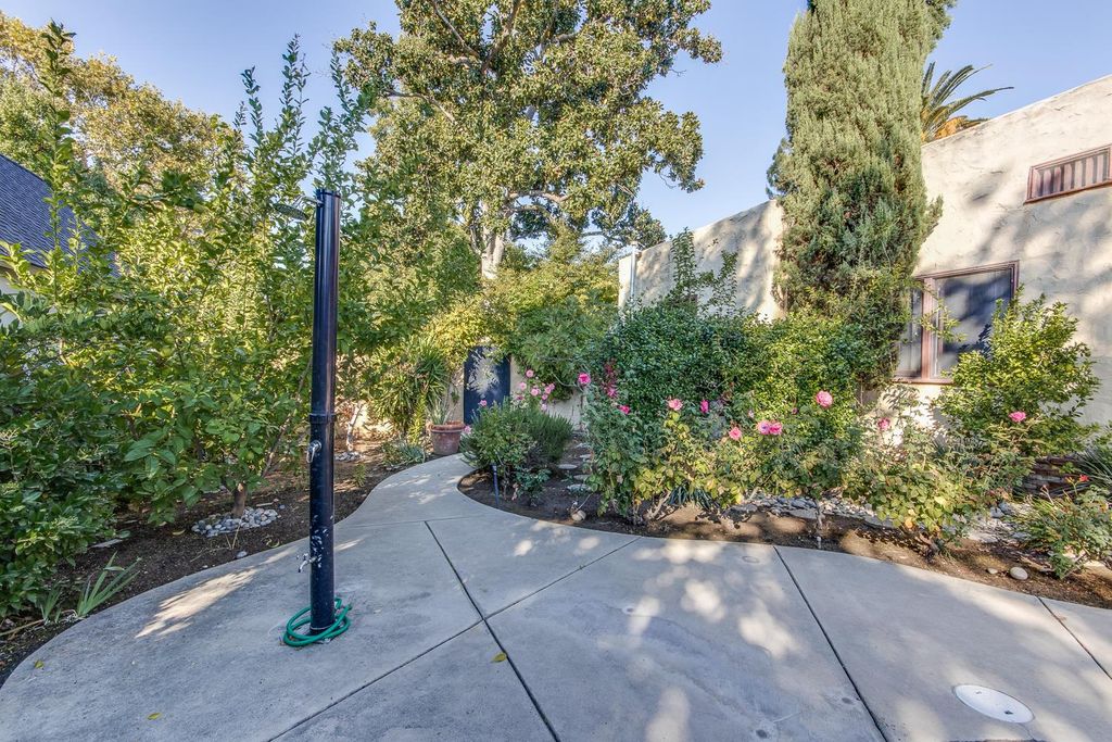Image 39 of property listing at 1064 N Poplar Avenue, Fresno, CA 93728