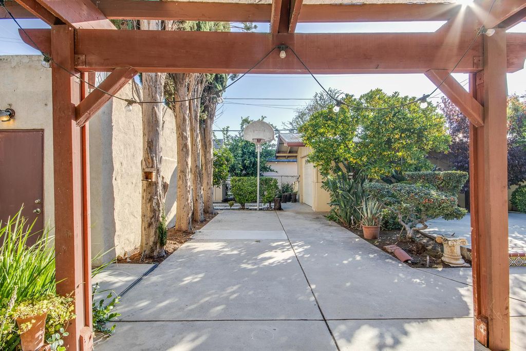 Image 43 of property listing at 1064 N Poplar Avenue, Fresno, CA 93728
