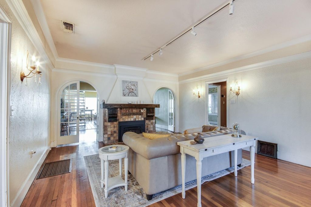 Image 6 of property listing at 1064 N Poplar Avenue, Fresno, CA 93728