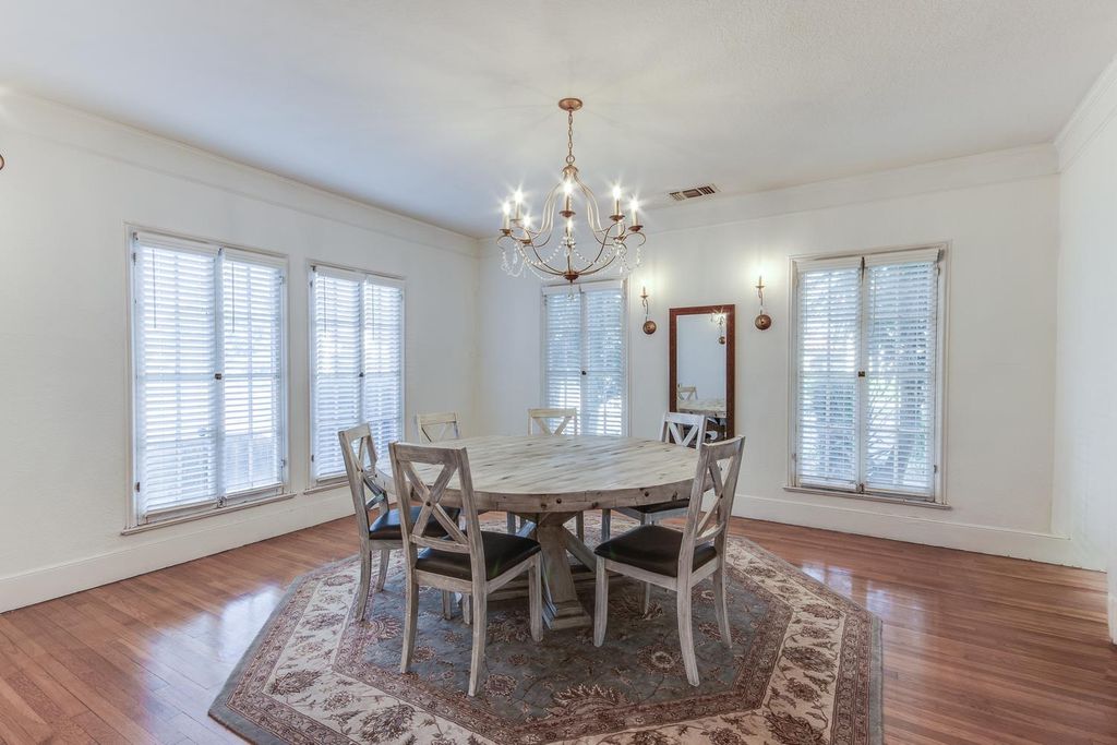 Image 8 of property listing at 1064 N Poplar Avenue, Fresno, CA 93728