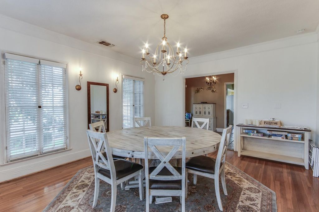 Image 9 of property listing at 1064 N Poplar Avenue, Fresno, CA 93728
