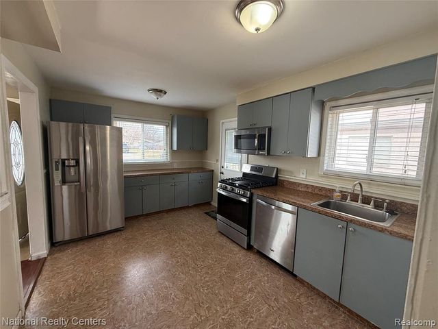 5669 Katherine Street, Dearborn Heights, MI 48125