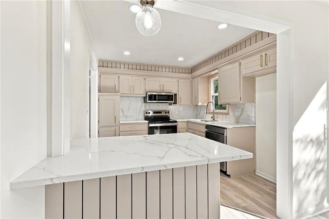 8915 E 57TH Street, Raytown, MO 64133