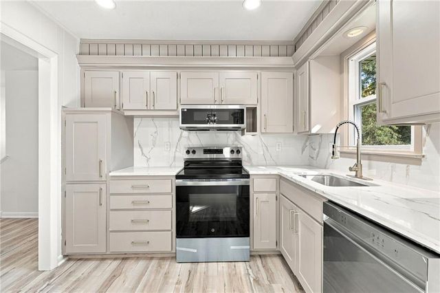 8915 E 57TH Street, Raytown, MO 64133