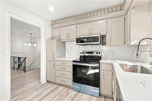 8915 E 57TH Street, Raytown, MO 64133