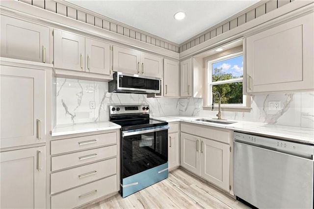 8915 E 57TH Street, Raytown, MO 64133