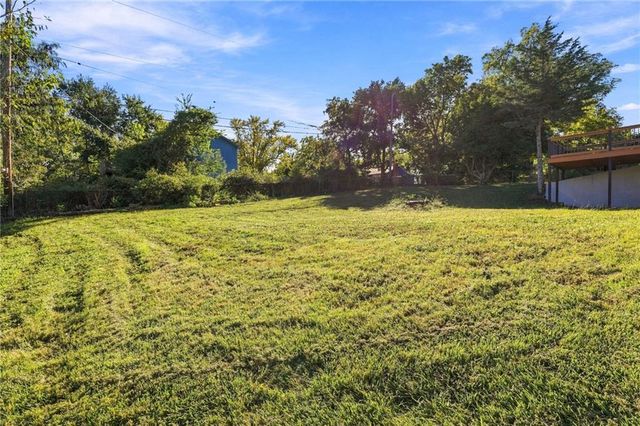 8915 E 57TH Street, Raytown, MO 64133