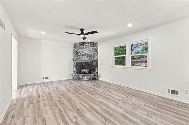 8915 E 57TH Street, Raytown, MO 64133
