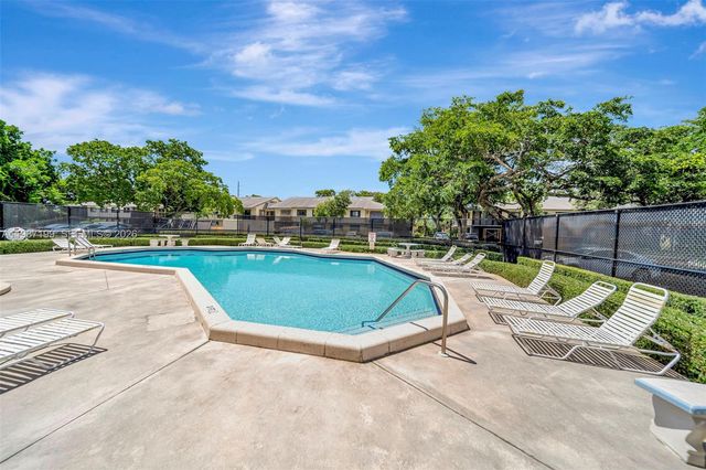 677 Trace Cir 211, Deerfield Beach, FL 33441