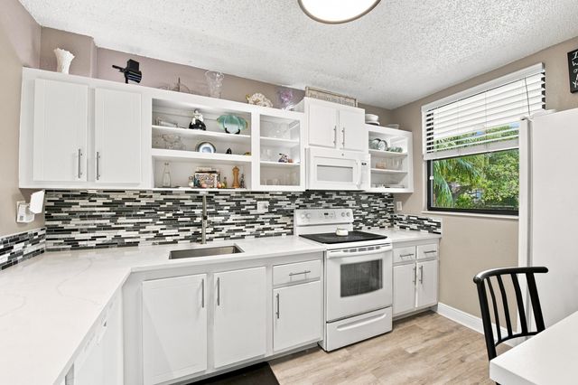 8409 Forest Hills Drive 206, Coral Springs, FL 33065