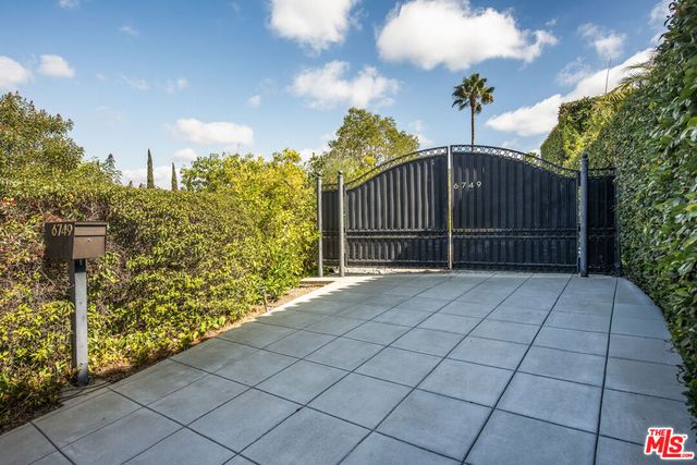 6749 Whitley Terrace, Los Angeles, CA 90068