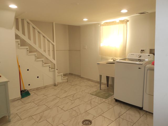 9327 S Avers Avenue, Evergreen Park, IL 60805