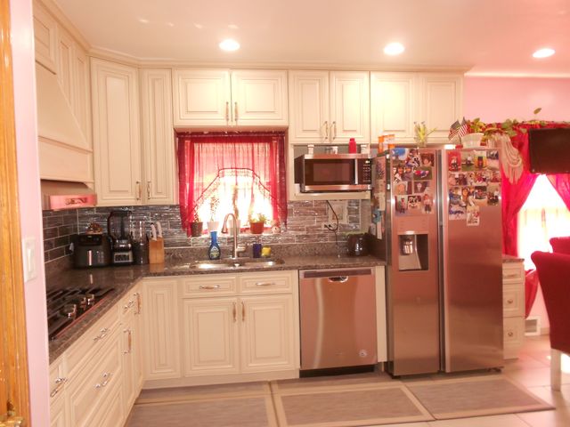 9327 S Avers Avenue, Evergreen Park, IL 60805