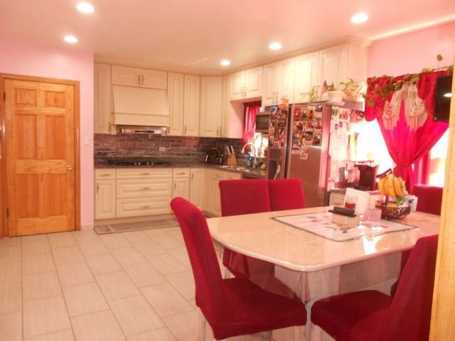 9327 S Avers Avenue, Evergreen Park, IL 60805