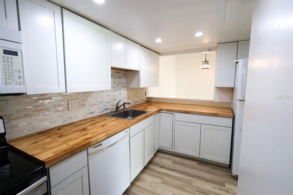 Image 4 of property listing at 2913 LICHEN LANE C, Clearwater, FL 33760