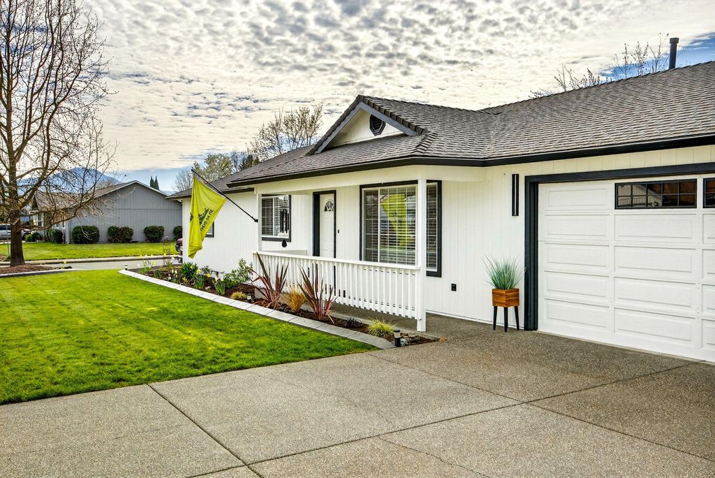 934 Pittview Avenue, Central Point, OR 97502