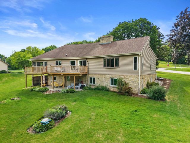 210 Prairie View DRIVE, North Prairie, WI 53153