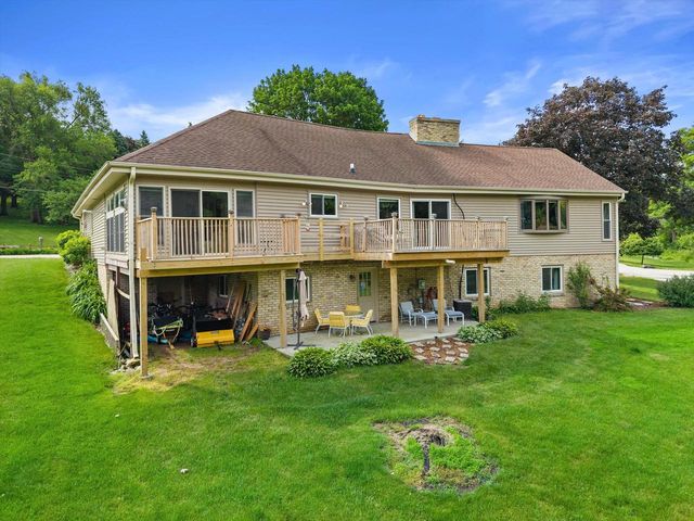 210 Prairie View DRIVE, North Prairie, WI 53153