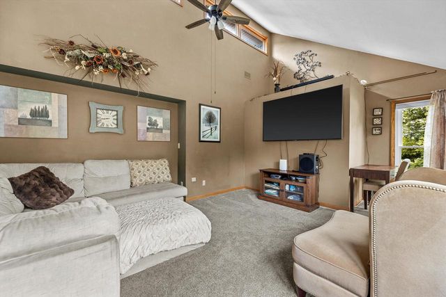 210 Prairie View DRIVE, North Prairie, WI 53153