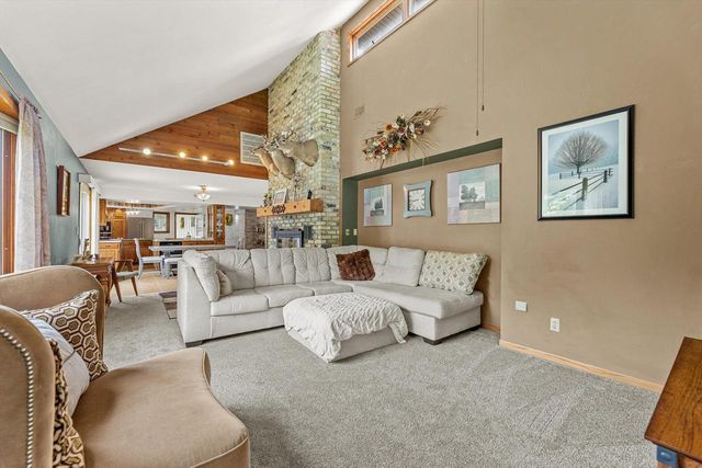 210 Prairie View DRIVE, North Prairie, WI 53153