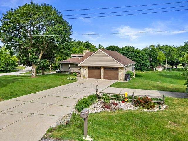 210 Prairie View DRIVE, North Prairie, WI 53153