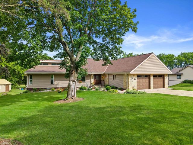 210 Prairie View DRIVE, North Prairie, WI 53153