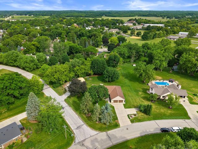 210 Prairie View DRIVE, North Prairie, WI 53153