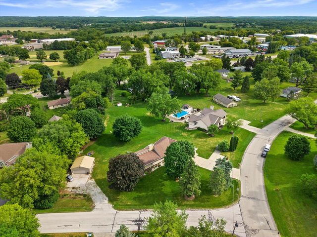 210 Prairie View DRIVE, North Prairie, WI 53153